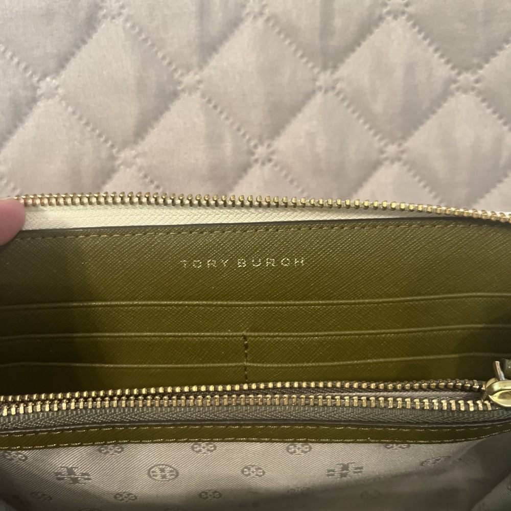 Tory Burch • Robinson Multi-Stripe Zip Continental Wallet - Picture 4 of 8